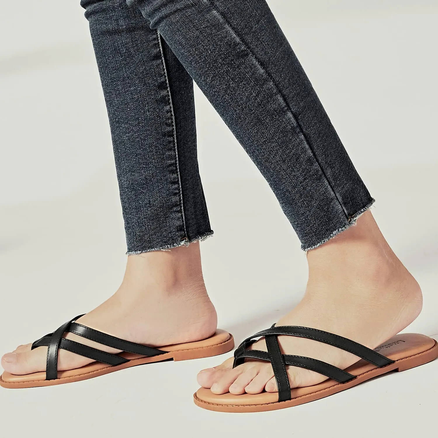 Luoika Women's Wide Width Flat Sandals, Flip Flop Slides Sandal Casual Strapy Sandal Slip on Summer Beach Shoes for Women.