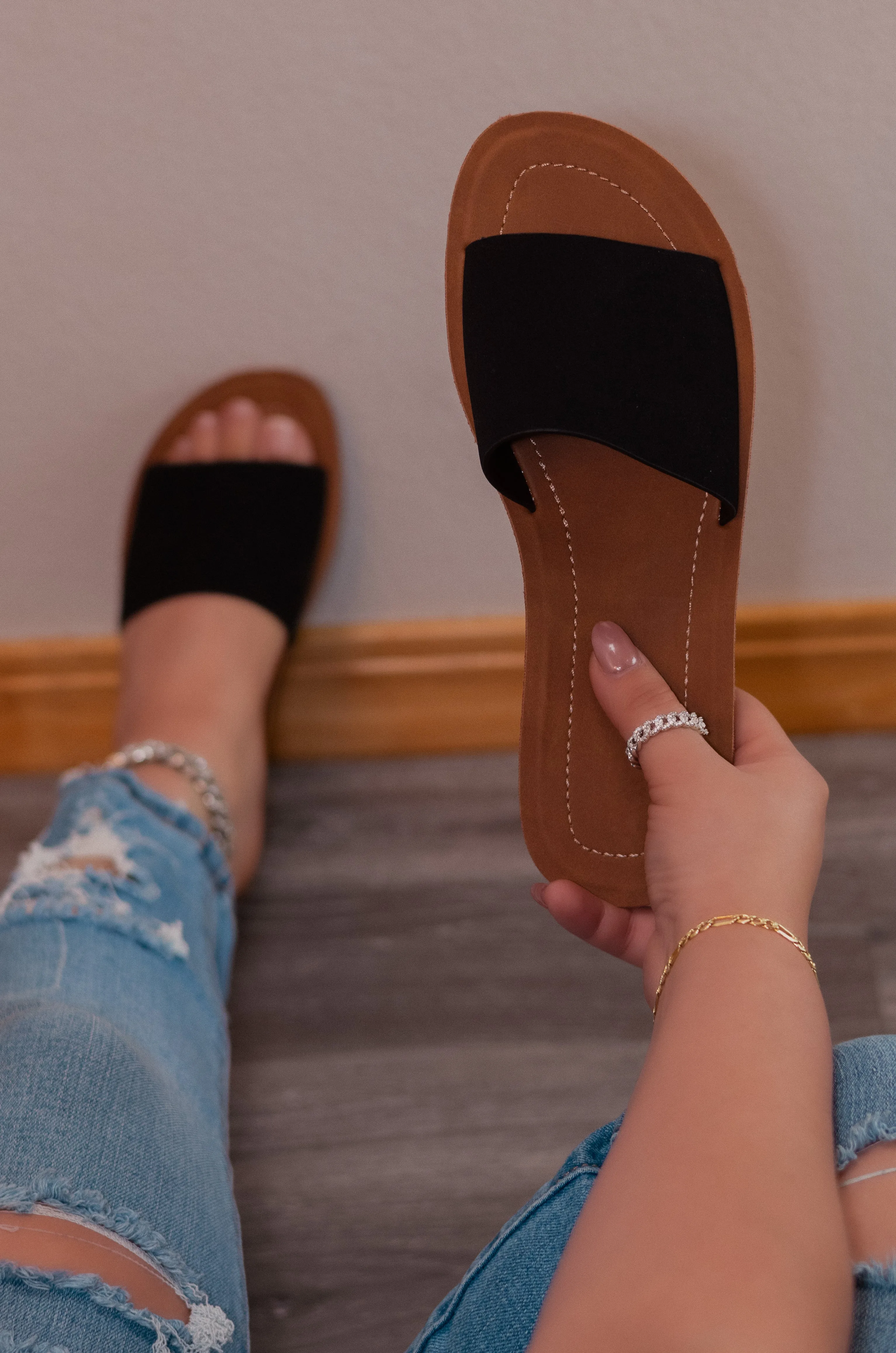 Maia -  Women's Comfort Flat Sandals, Non-Slip Flip Flops Padded Insole & Open Round Toe, Perfect for Relaxed Summer Days or Casual Outings