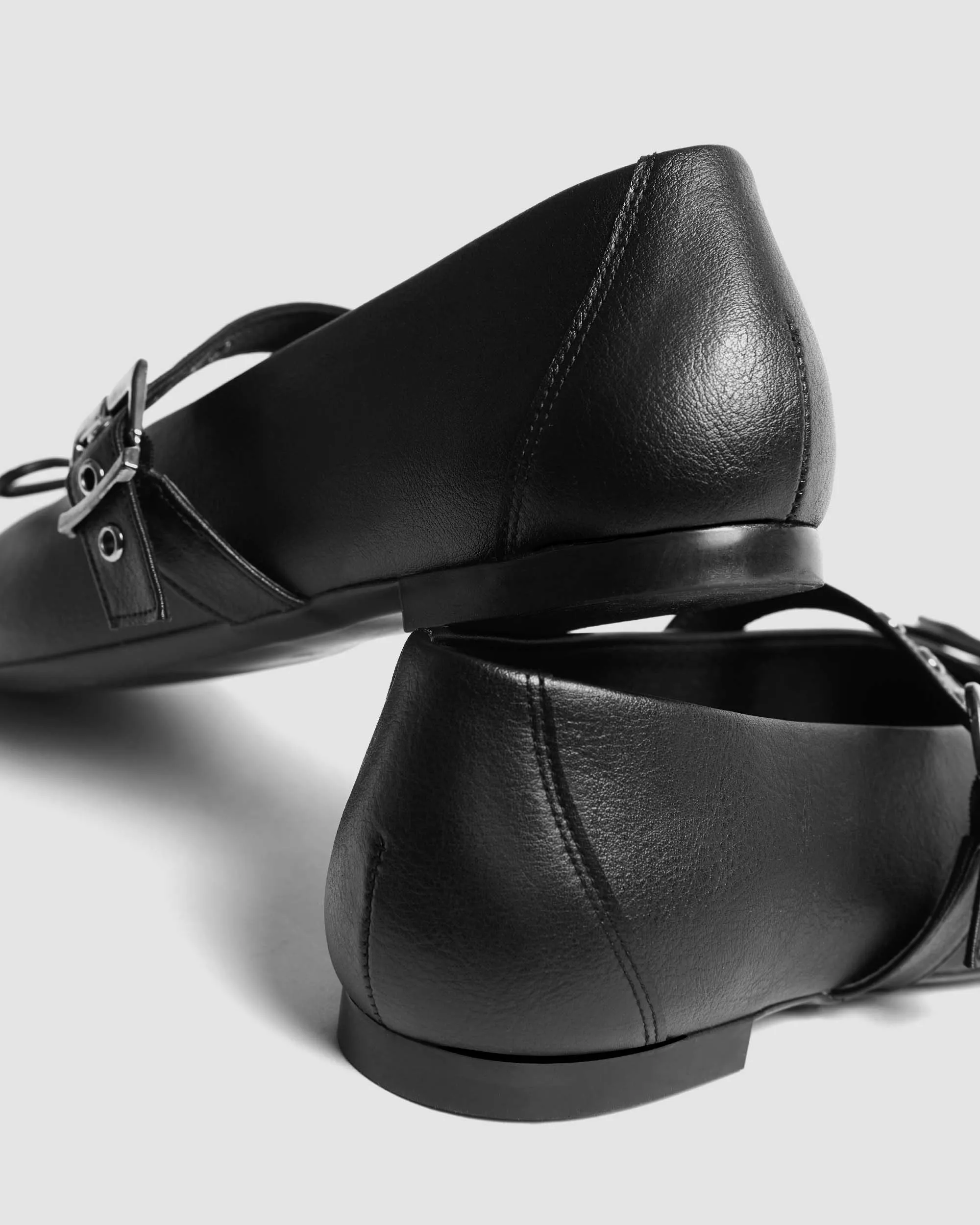 Mara Pumps black ballerinas with a bow
