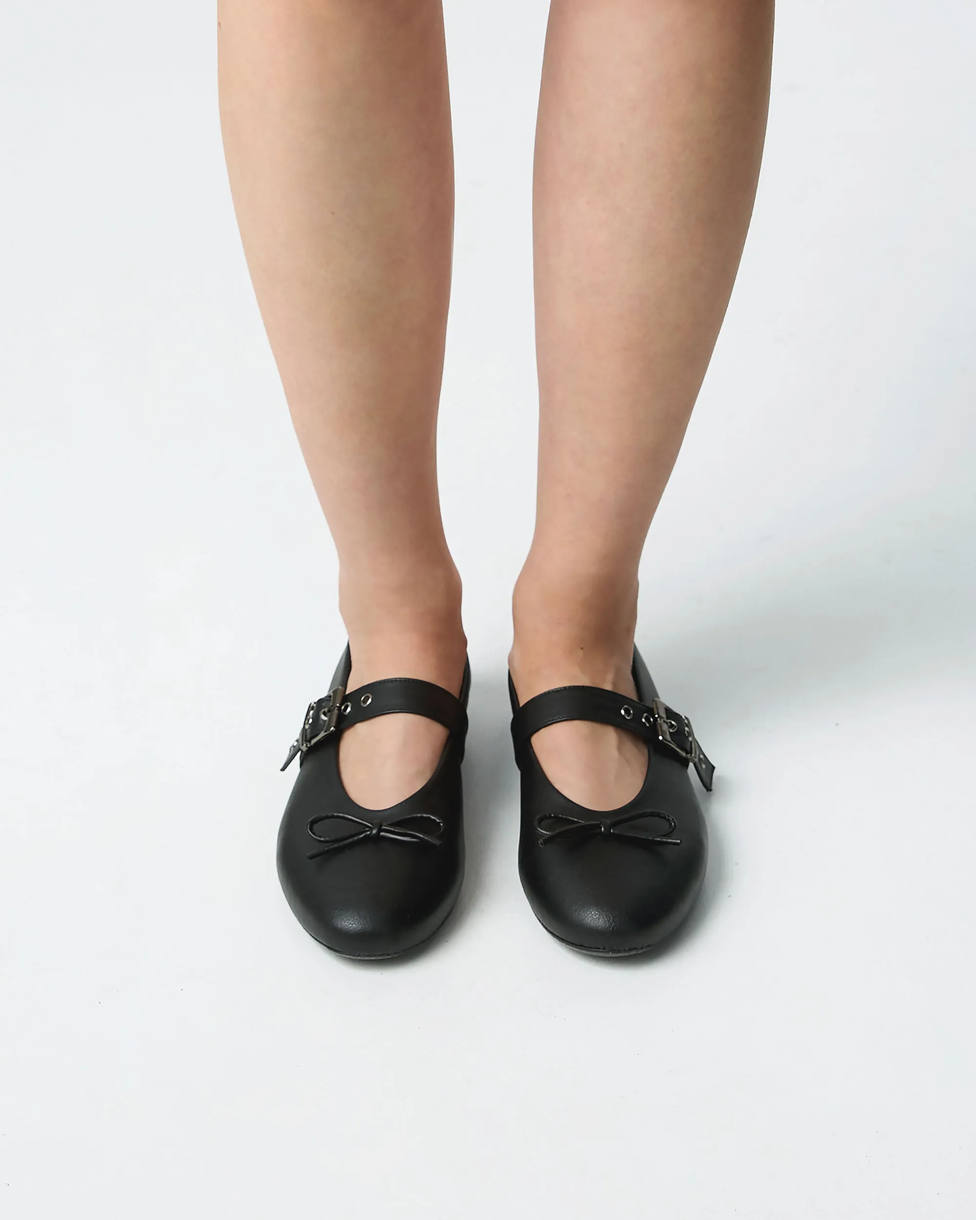 Mara Pumps black ballerinas with a bow