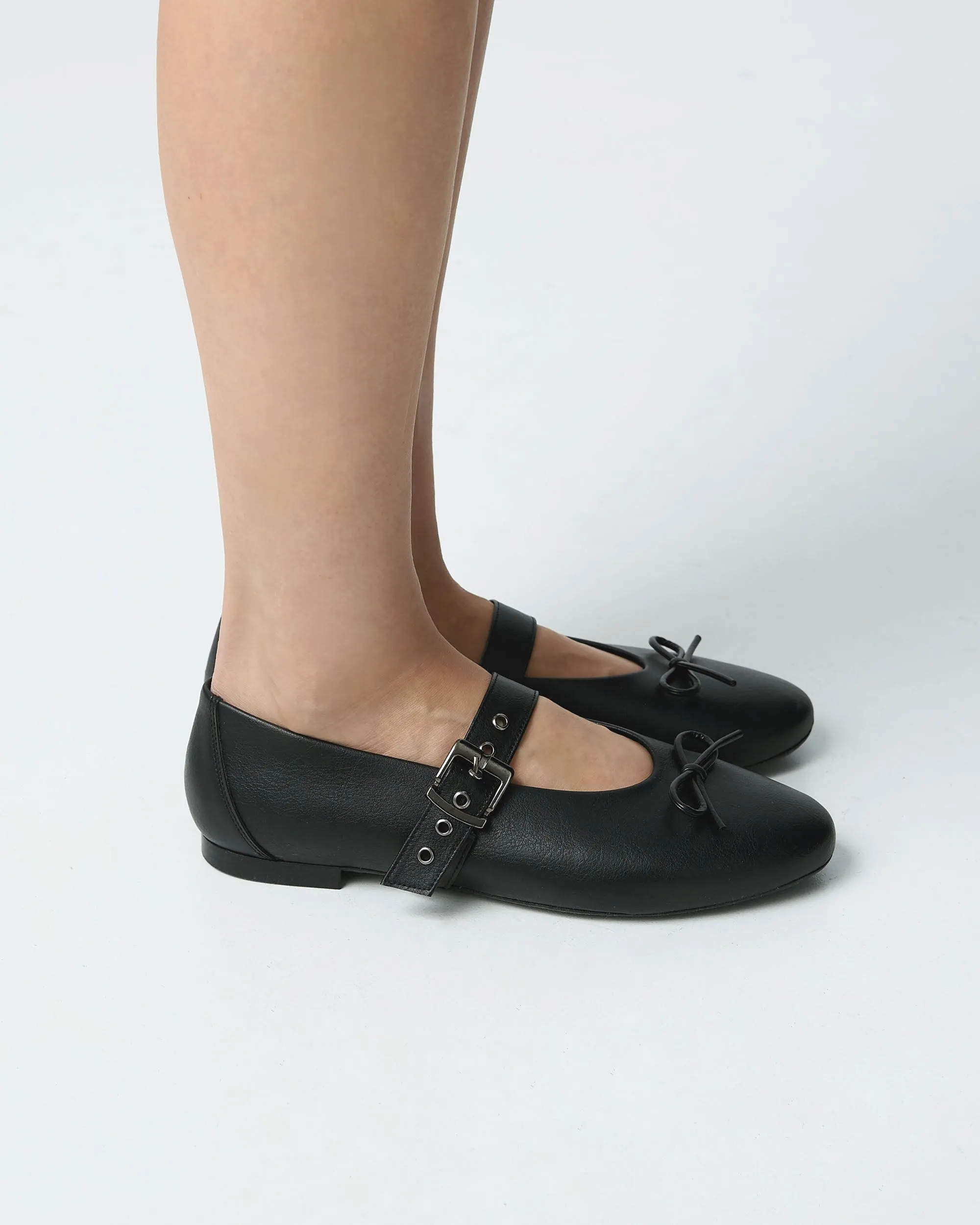 Mara Pumps black ballerinas with a bow