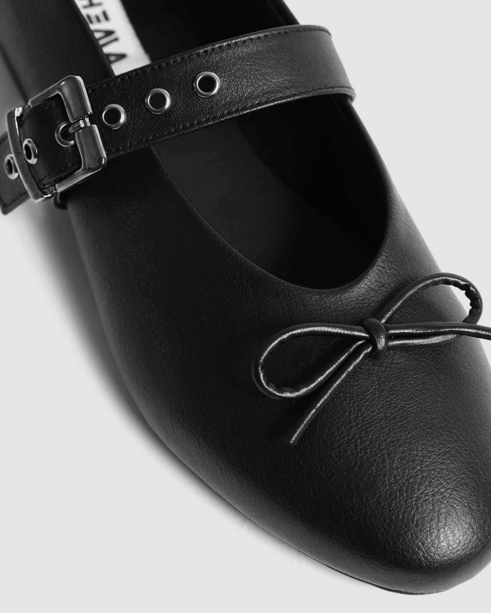 Mara Pumps black ballerinas with a bow