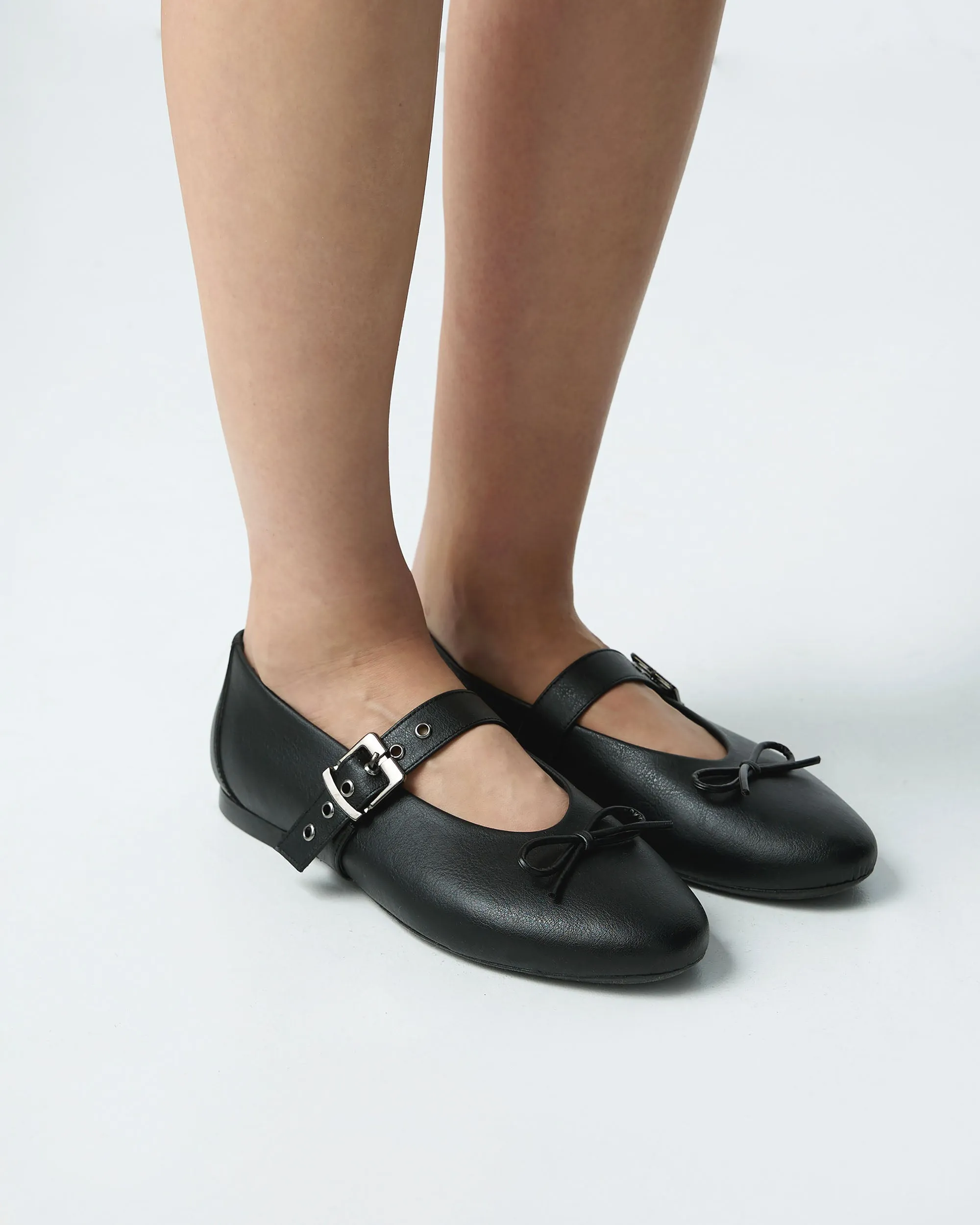 Mara Pumps black ballerinas with a bow