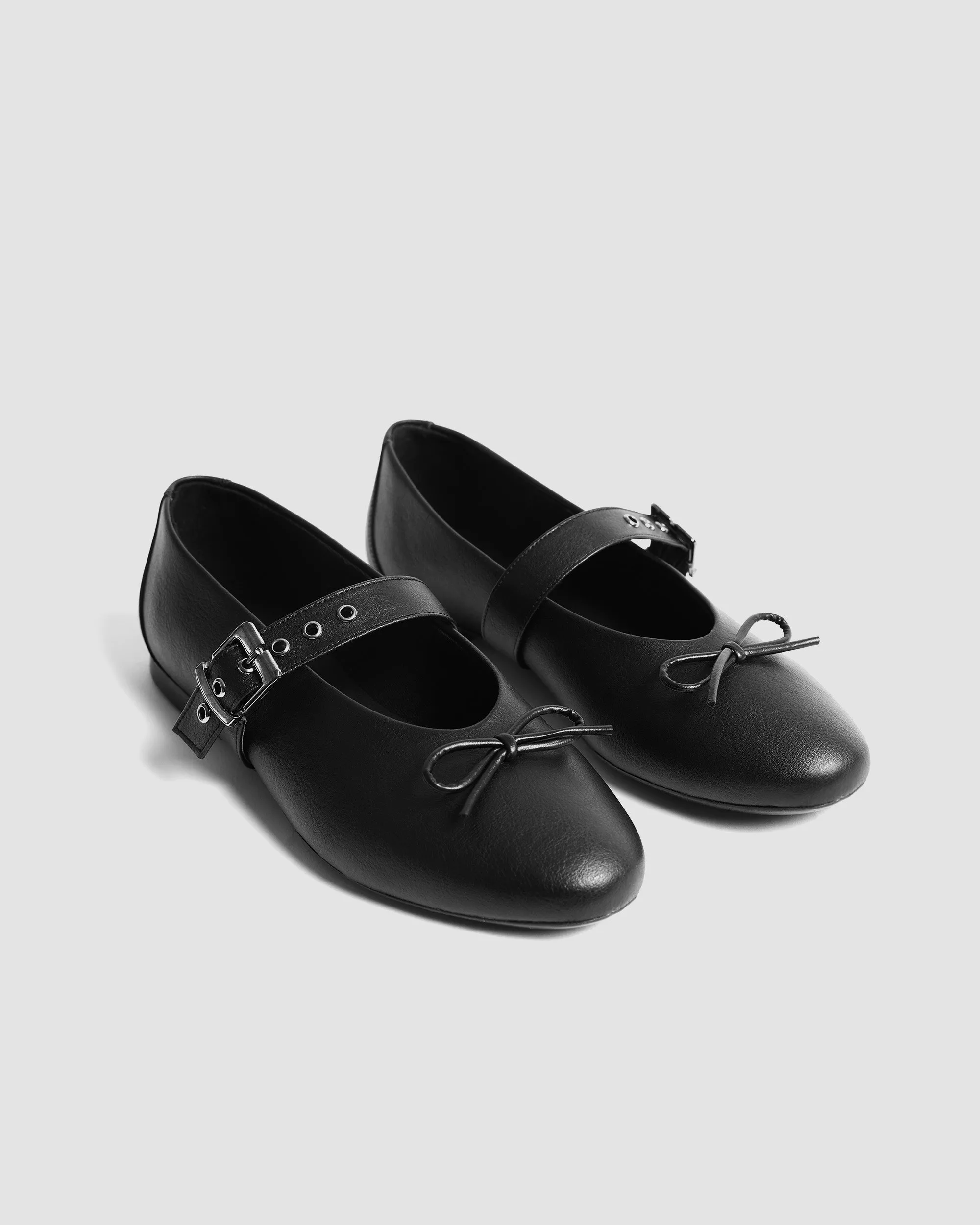 Mara Pumps black ballerinas with a bow