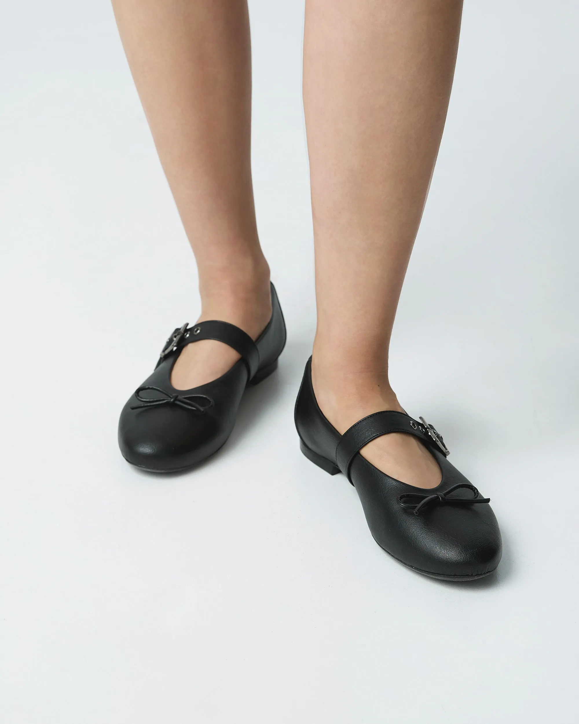 Mara Pumps black ballerinas with a bow