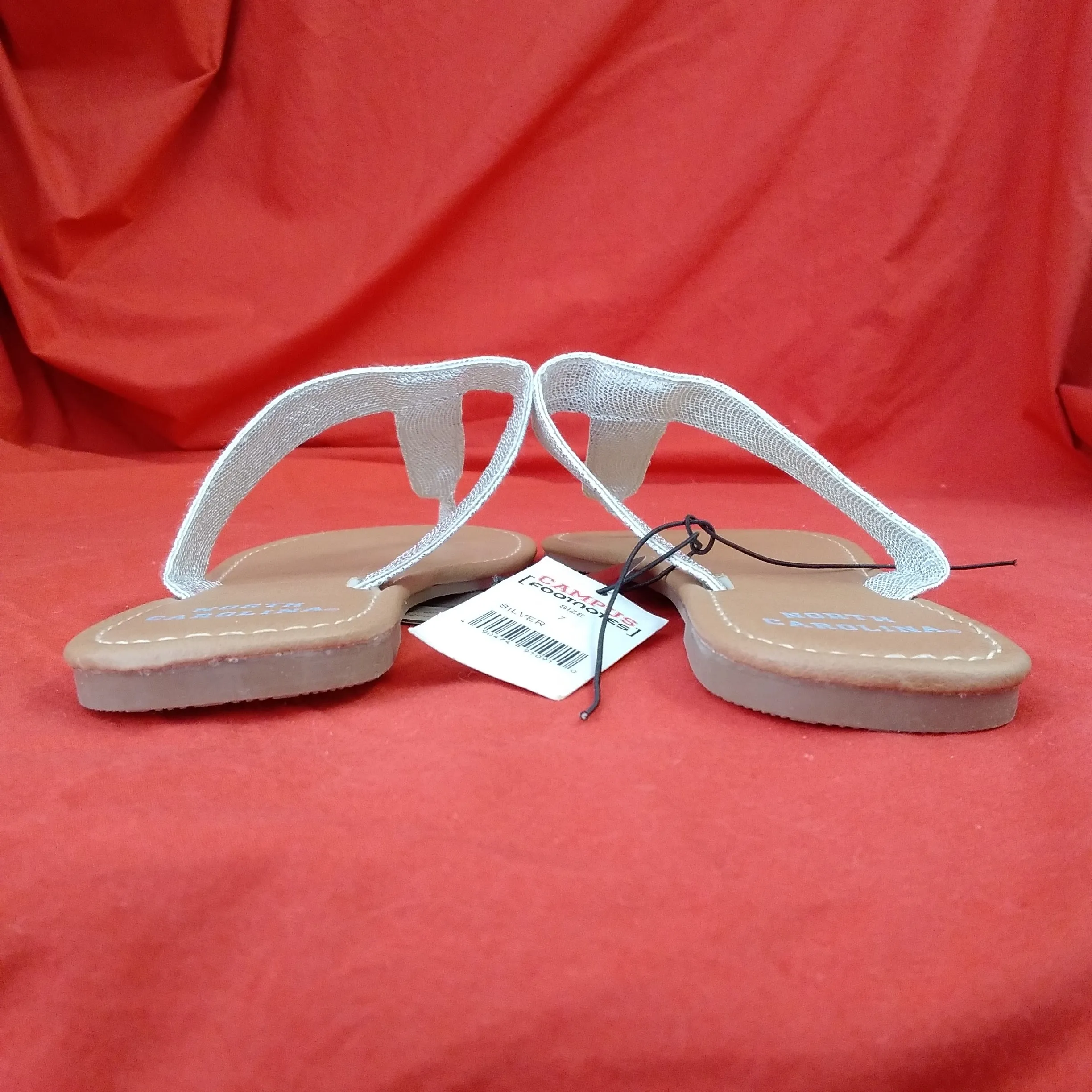 NWT - North Carolina Tar Heels Silver Strap Flip-Flops - Size: 7