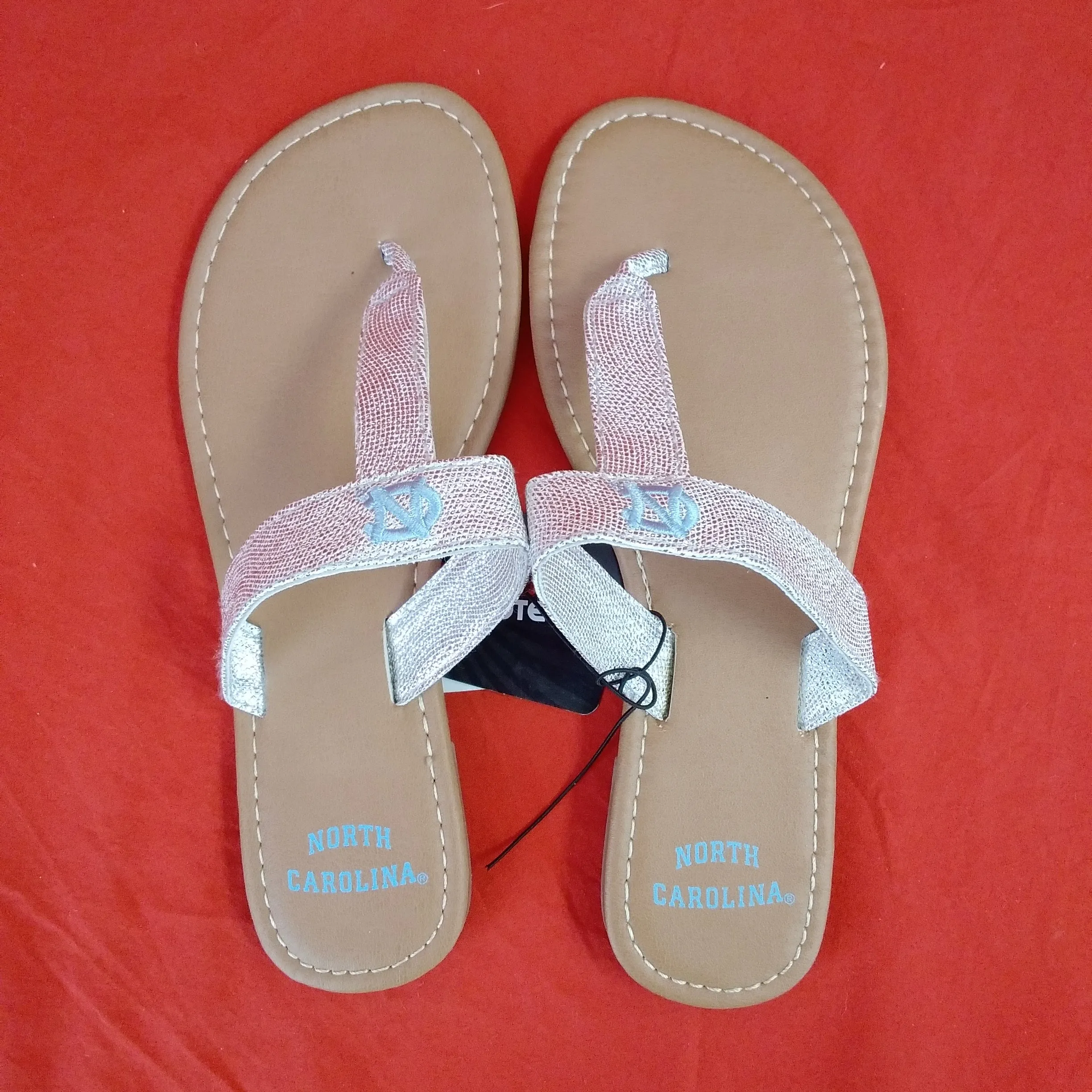 NWT - North Carolina Tar Heels Silver Strap Flip-Flops - Size: 7