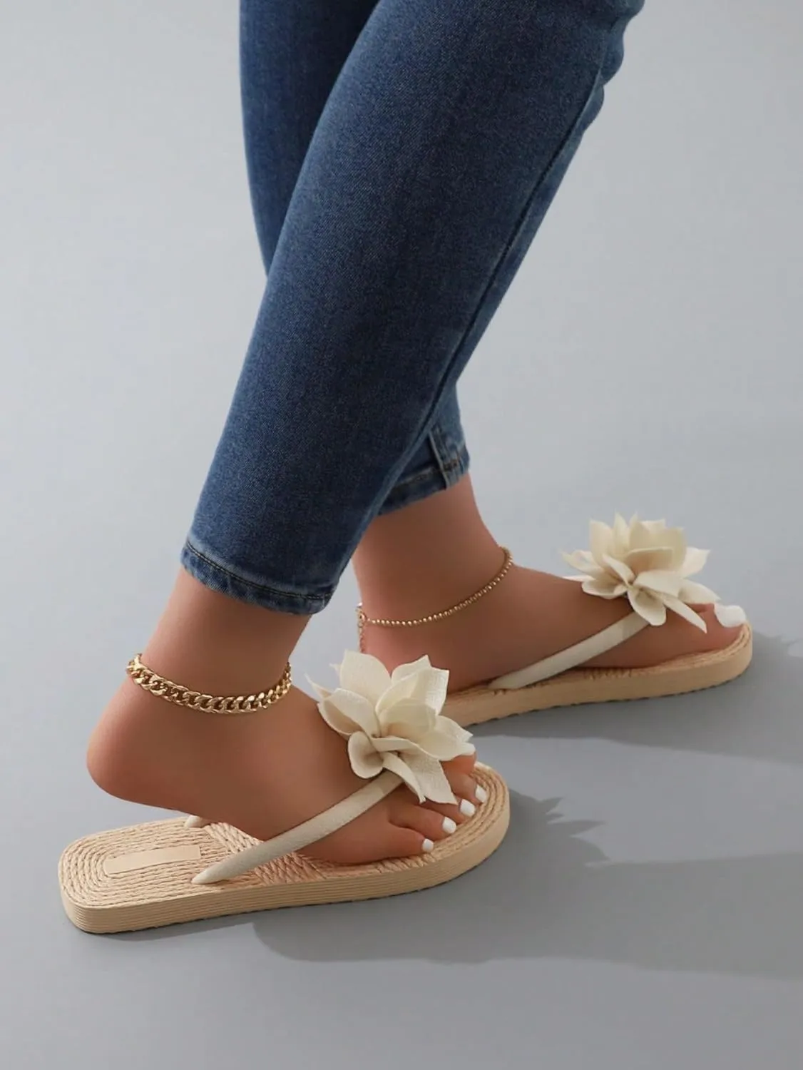 OYOANGLE Women's Applique Decor Open Toe Flip Flop Sandals Casual Outdoor Flat Slippers