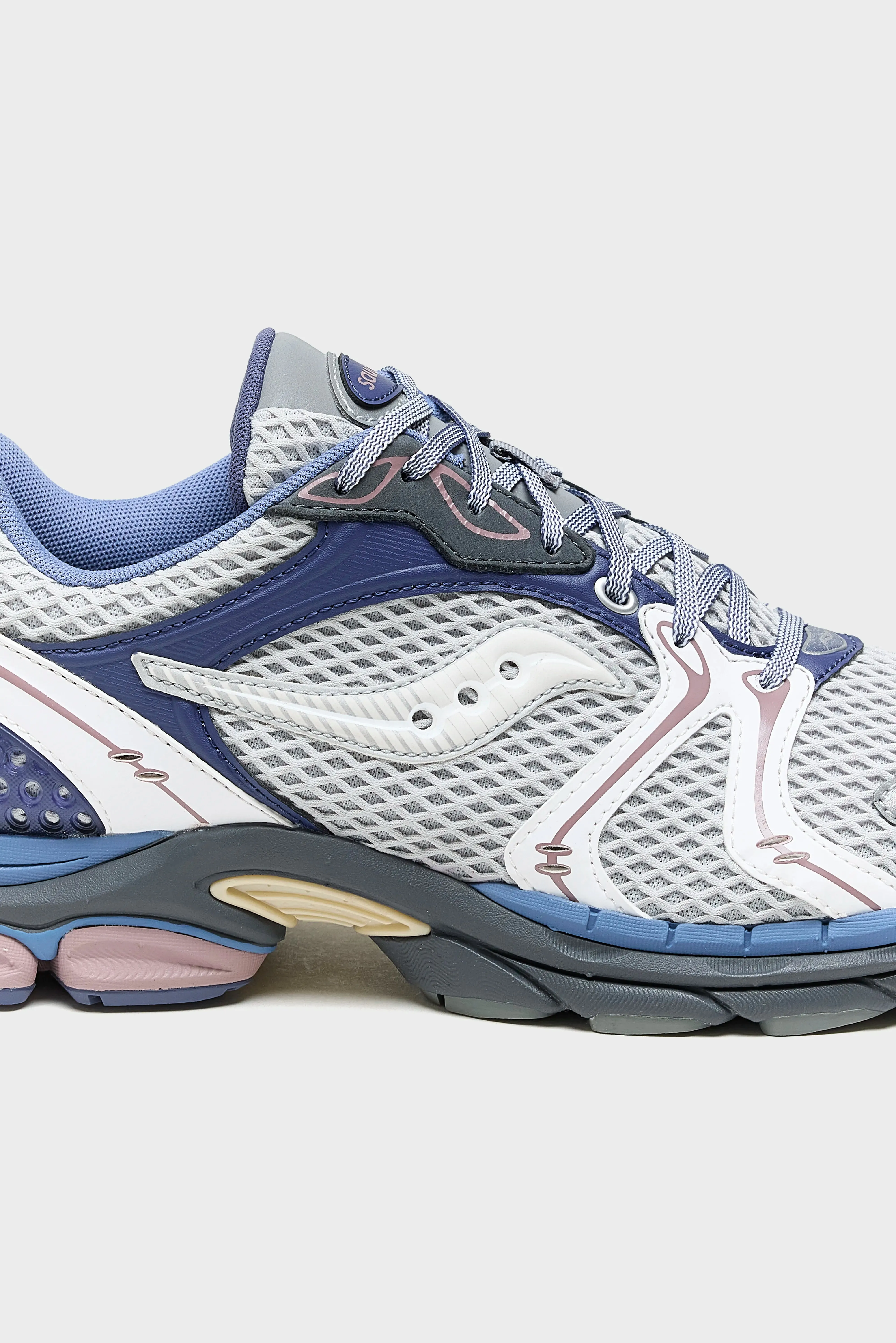 ProGrid Triumph 4 for Men  (251 / M / WHITE)